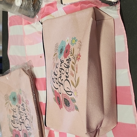 NWT makeup bag - Picture 3 of 3